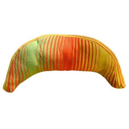 Coussin sur un hamac en tissu à rayures verts et oranges sur fond blanc