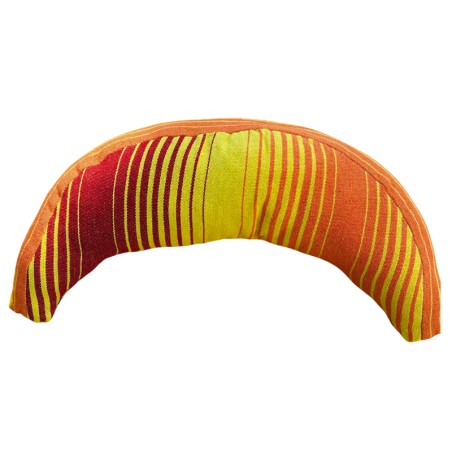 Coussin sur un hamac en tissu à rayures rouges et jaunes sur fond blanc