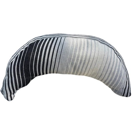 Coussin sur un hamac en tissu à rayures grises et blanches sur fond blanc