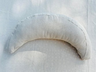 Gros plan sur un coussin de hamac couleur écru, doux et confortable