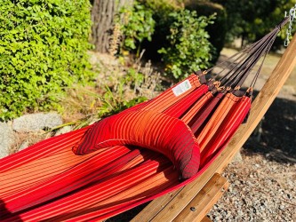 Hamac en coton rouge avec coussin assorti, idéal pour se détendre au jardin
