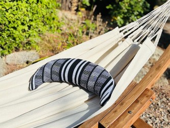 Hamac en coton avec coussin rayé noir et blanc, idéal pour se détendre en plein air