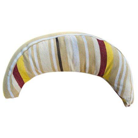 Coussin sur un hamac en tissu à rayures beige, grenat, ocre et blanc sur fond blanc