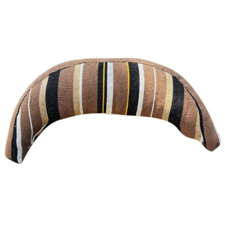 Coussin sur un hamac en tissu à rayures marron et blanches sur fond blanc