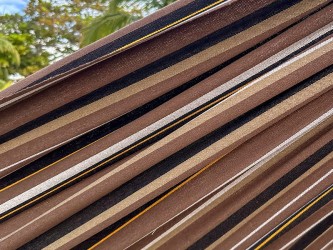 Tissu à rayures marron et blanches