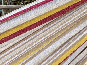 Tissu à rayures beige, grenat, ocre et blanc