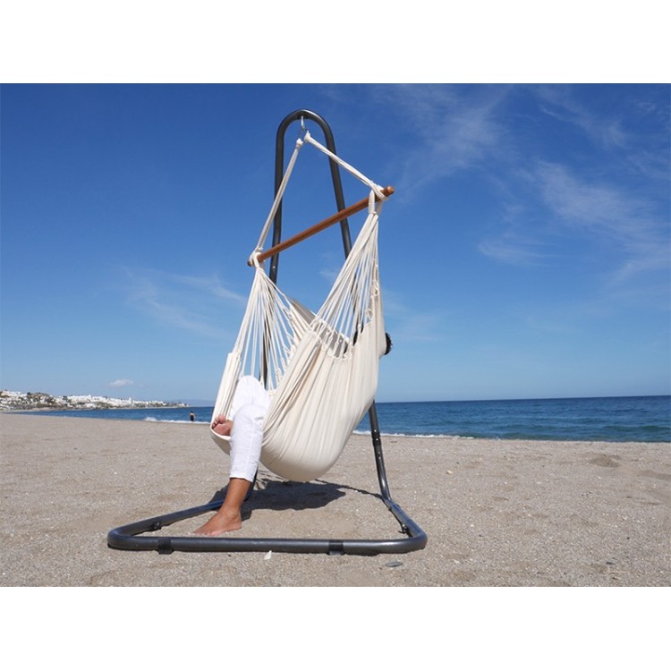 Chaise hamac XXL écru installée sur un support en métal Soledad, avec vue sur la mer, parfaite pour se détendre à l’extérieur