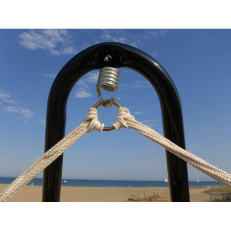 Gros plan sur la fixation du hamac-chaise au support en métal Soledad, montrant la corde solide et la stabilité