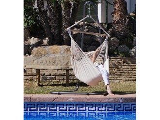 Chaise hamac XXL Bogota écru installée dans le jardin, suspendue au support en métal Soledad