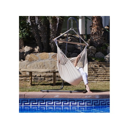 Chaise hamac XXL Bogota écru installée dans le jardin, suspendue au support en métal Soledad