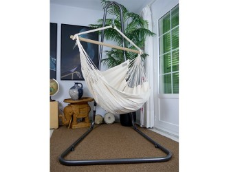 Chaise hamac XXL écru avec support en métal Soledad dans un salon lumineux, entourée de plantes et décorations