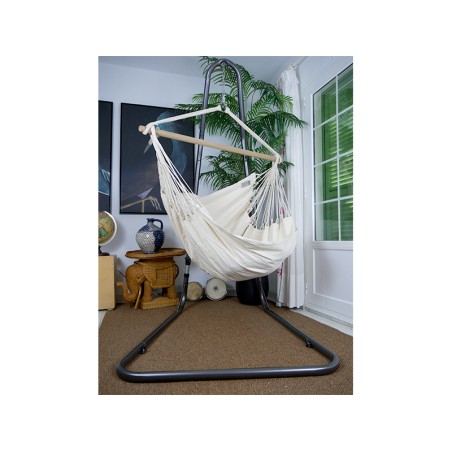 Chaise hamac XXL écru avec support en métal Soledad dans un salon lumineux, entourée de plantes et décorations