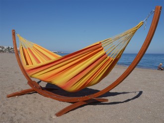 Ensemble hamac colombien artisanal et support en bois massif, photographié en extérieur sur la plage