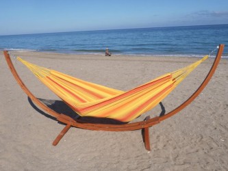 Hamac en coton écologique aux tons rouges et jaunes, suspendu sur support en bois de mélèze