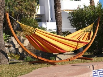 Ensemble hamac en coton recyclé 100%, installé sur un support en bois de mélèze naturellement résistant