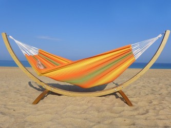 Hamac avec rayures orange et vertes avec support face à la mer