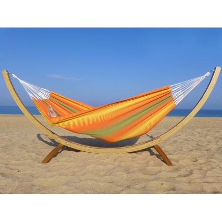 Hamac avec rayures orange et vertes avec support face à la mer