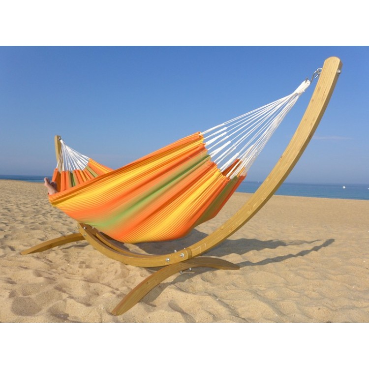 Hamac avec rayures orange et vertes avec support face à la mer, vue de profil