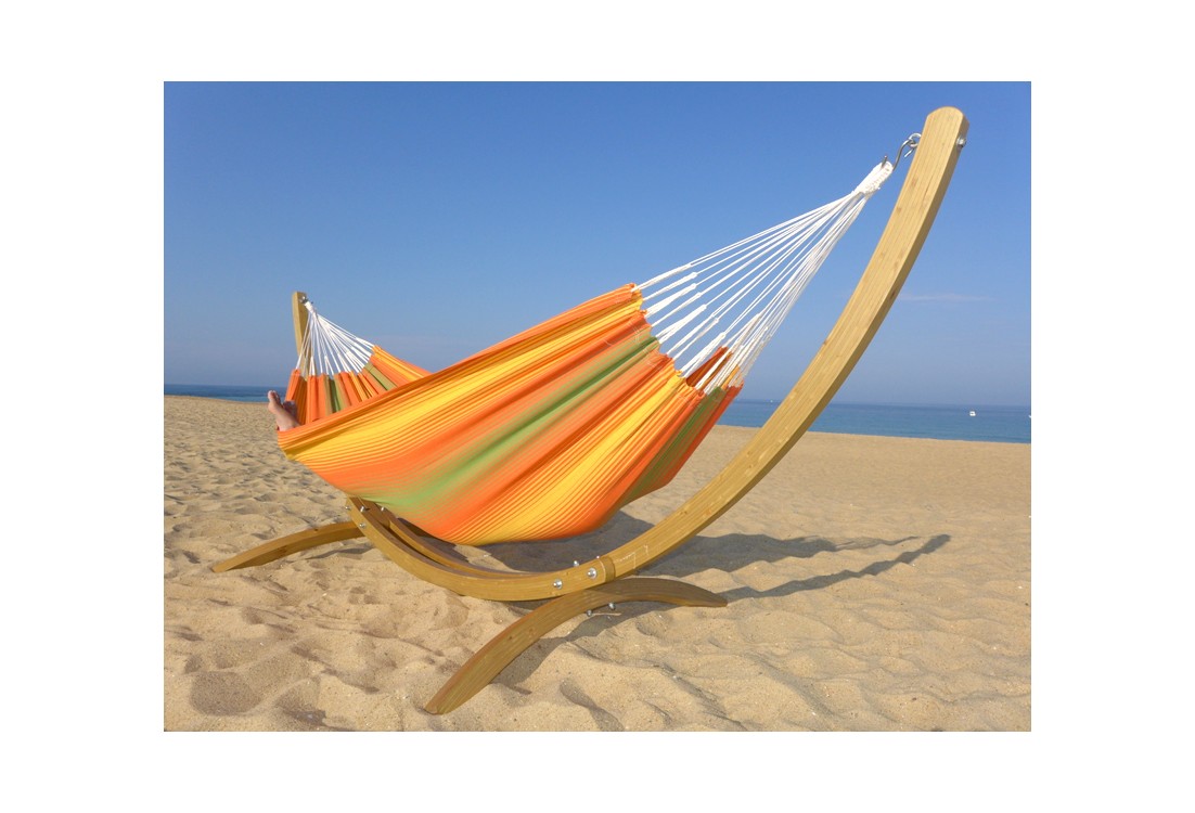 Hamac avec rayures orange et vertes avec support face à la mer, vue de profil