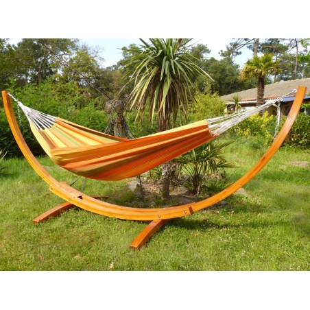 Grand hamac coloré avec structure en bois dans un jardin ensoleillé