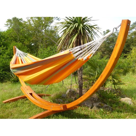 Hamac colombien multicolore avec support en bois courbé dans un jardin tropical