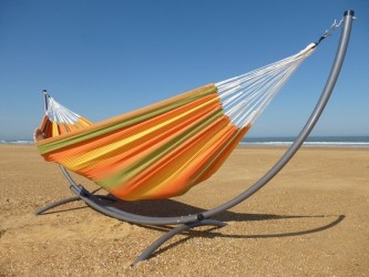 Hamac toile XXL coloré avec support métallique Azteka Relax XL installé sur la plage – confort et robustesse