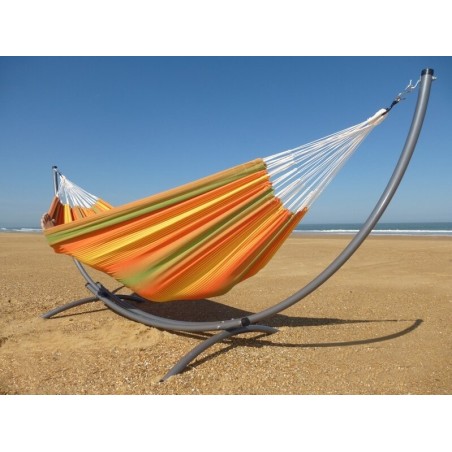 Hamac toile XXL coloré avec support métallique Azteka Relax XL installé sur la plage – confort et robustesse