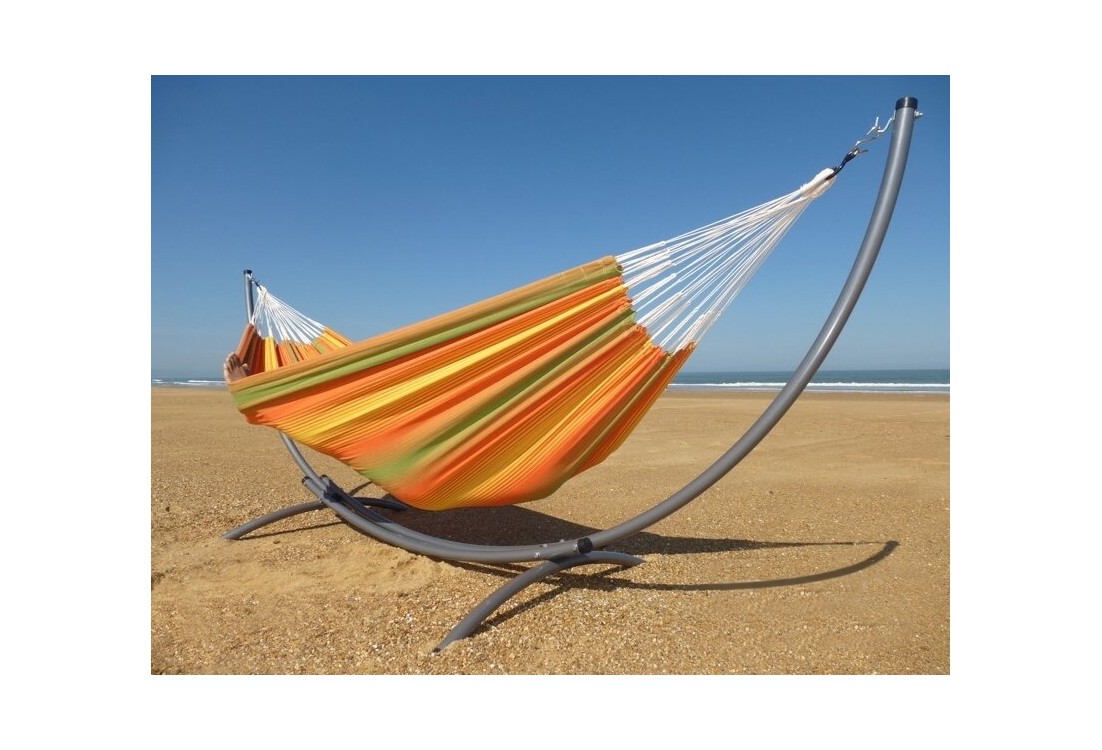 Hamac toile XXL coloré avec support métallique Azteka Relax XL installé sur la plage – confort et robustesse