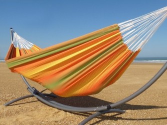 Vue latérale d’un hamac XXL multicolore avec support en métal, parfait pour jardin, terrasse ou plage