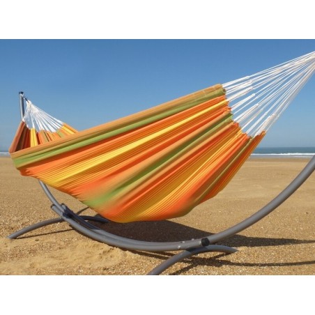 Vue latérale d’un hamac XXL multicolore avec support en métal, parfait pour jardin, terrasse ou plage