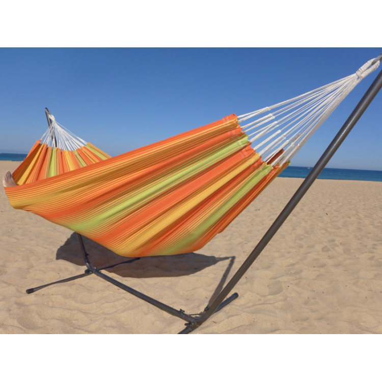 Hamac multicolore orange et vert avec support métallique noir sur la plage