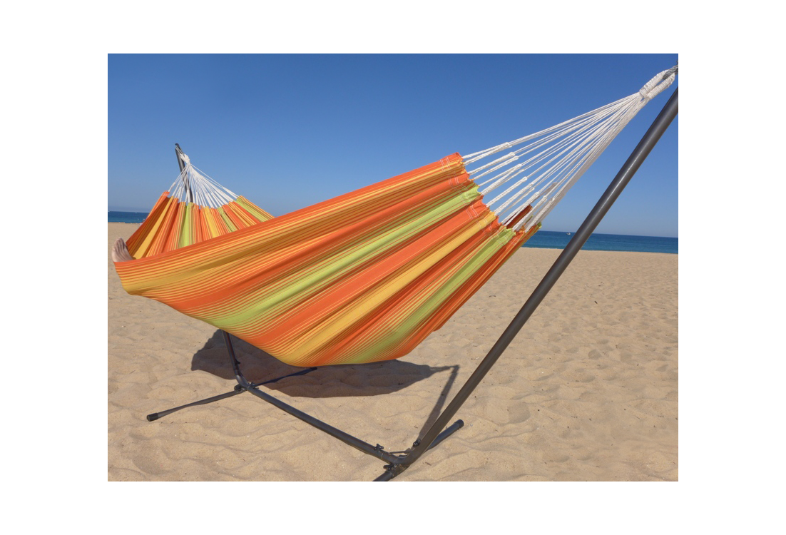 Hamac multicolore orange et vert avec support métallique noir sur la plage