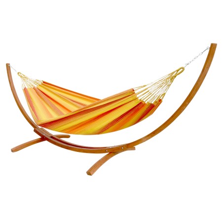 Hamac colombien coloré jaune, rouge et orange avec support en bois élégant sur fond blanc
