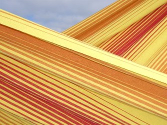 Détail du tissu hamac colombien rayé jaune et rouge en coton