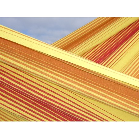 Détail du tissu hamac colombien rayé jaune et rouge en coton
