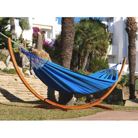 Hamac Mariposa Azur installé sur une jadin