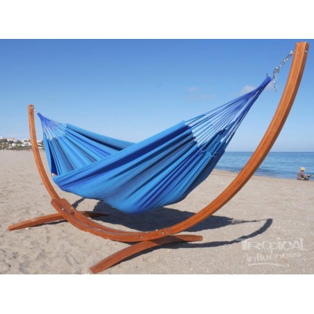 Hamac Mariposa Azur installé sur une plage, suspendu à un support en bois de mélèze