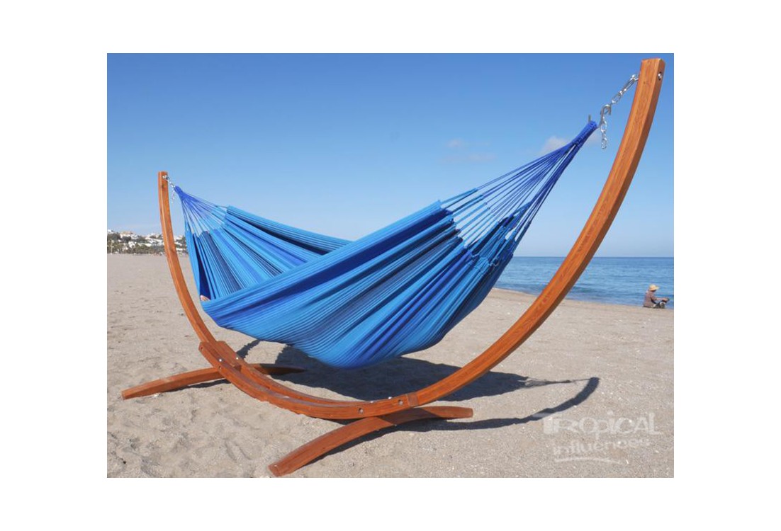 Hamac Mariposa Azur installé sur une plage, suspendu à un support en bois de mélèze