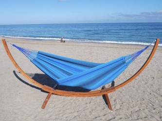 Ensemble hamac et support en bois sur le sable