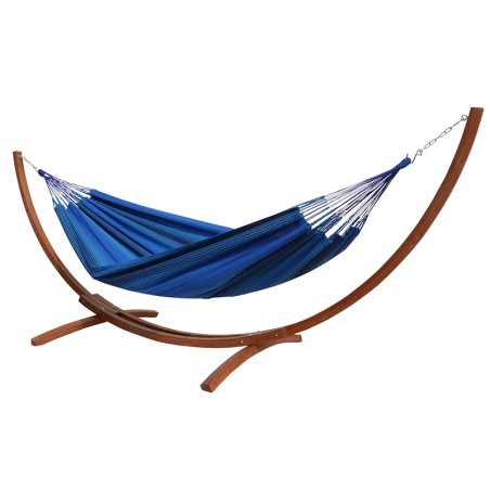 Support en bois avec hamac bleu sur fond blanc