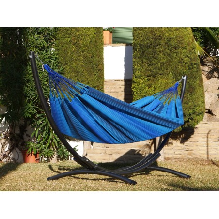Un hamac colombien aux tons bleus installé sur un support en métal noir. Idéal pour créer un coin détente élégant dans le jardin