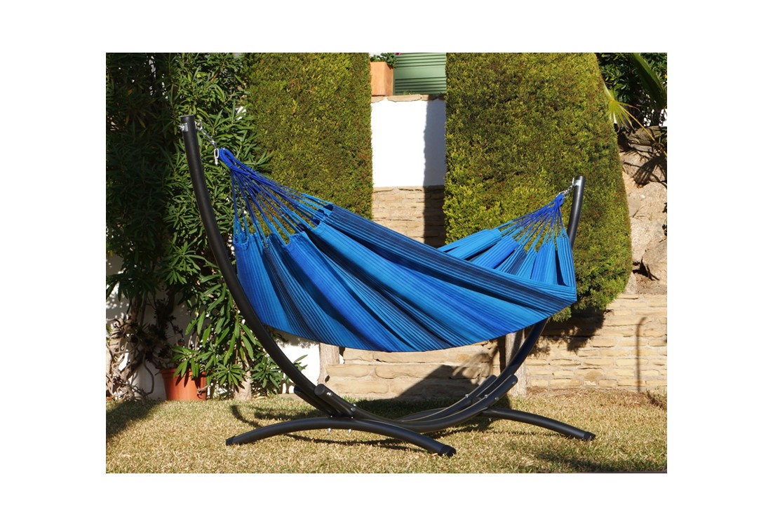 Un hamac colombien aux tons bleus installé sur un support en métal noir. Idéal pour créer un coin détente élégant dans le jardin