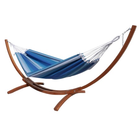 Hamac XXL rayé bleu et blanc avec un support en bois sur fond blanc