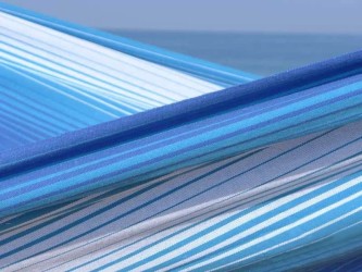 Gros plan du tissu du hamac avec des rayures bleues et blanches
