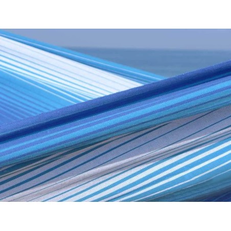 Gros plan du tissu du hamac avec des rayures bleues et blanches