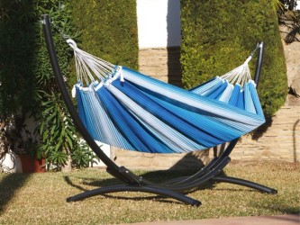 Hamac bleu installé sur un support métallique noir, idéal pour profiter de moments de détente en plein air