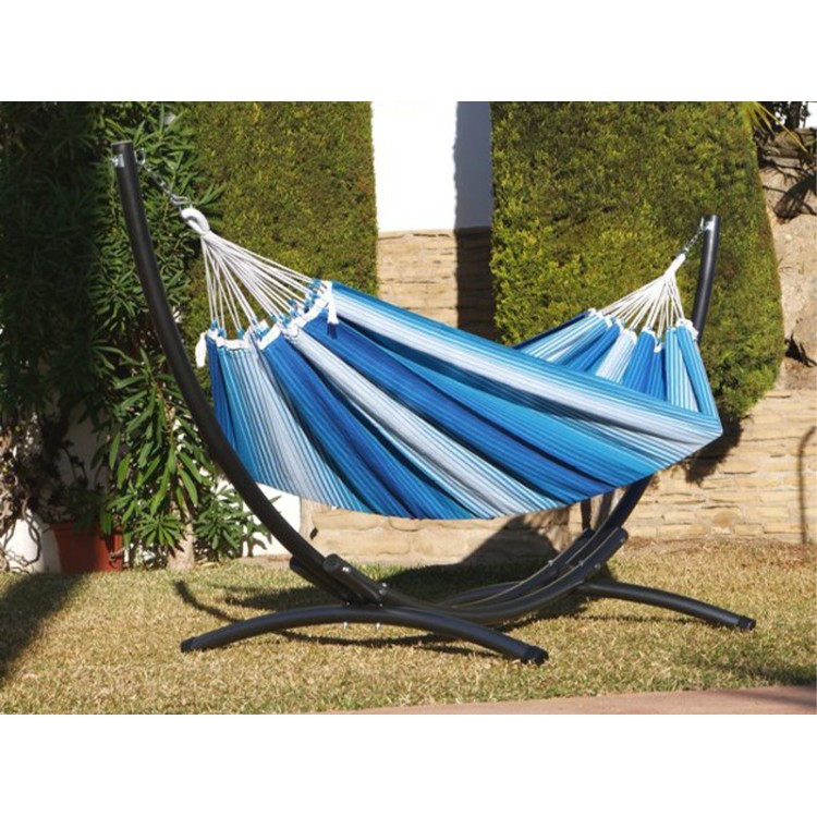 Hamac bleu installé sur un support métallique noir, idéal pour profiter de moments de détente en plein air