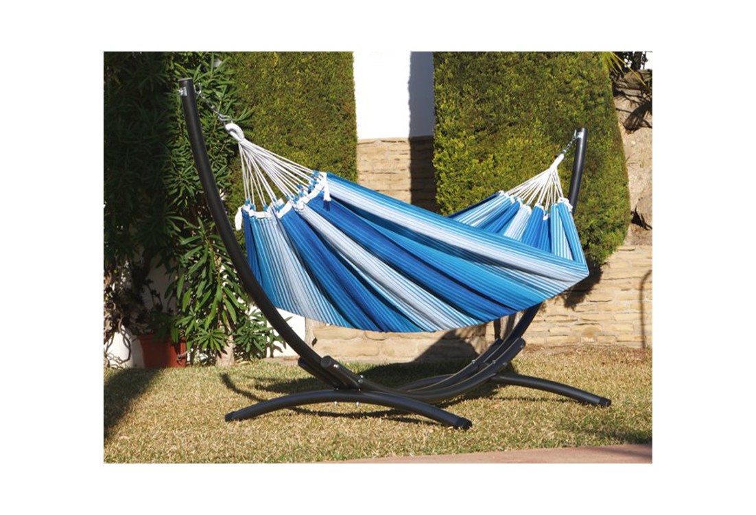 Hamac bleu installé sur un support métallique noir, idéal pour profiter de moments de détente en plein air