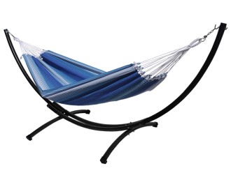 Hamac en toile bleue avec support métallique noir, présenté sur fond neutre