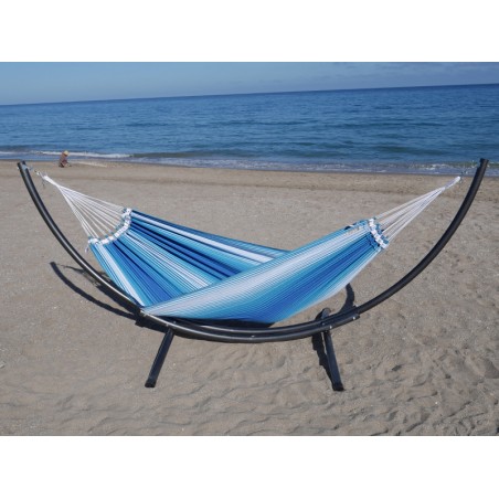 Hamac bleu monté sur un support métallique noir au bord de la mer